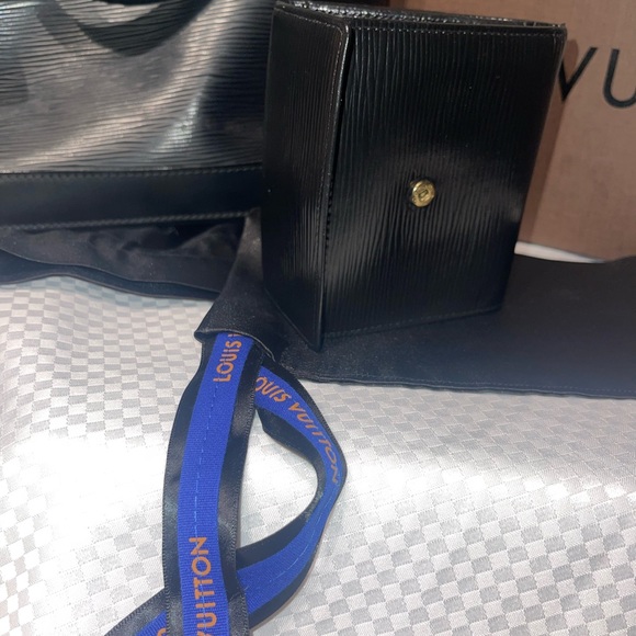 ⭐️FALL SALE⭐️ Louis Vuitton Black Epi Lockit Vertical Satchel - Picture 10 of 16